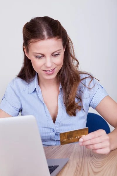 Jonge vrouw winkelen online — Stockfoto