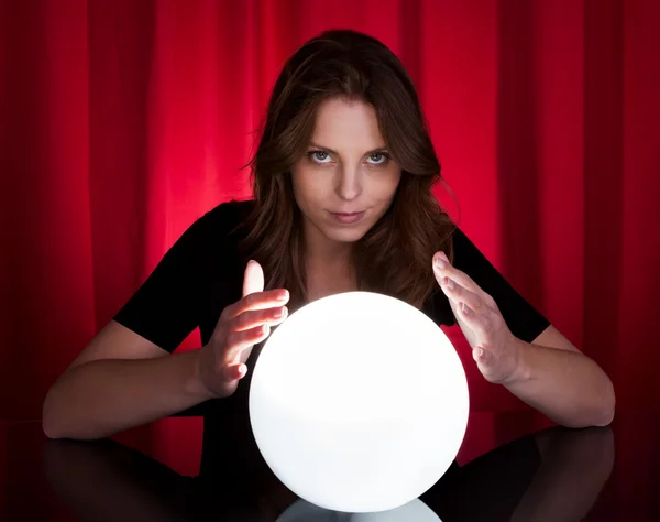 Fortuneteller avec boule lumineuse — Photo