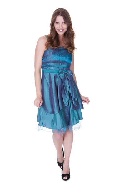 Attraktives Mode-Model im blauen Kleid — Stockfoto