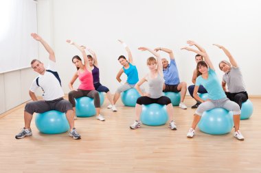 bir spor salonunda egzersiz pilates sınıfı