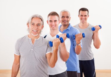 satır erkeklerin dumbell ile çalışma