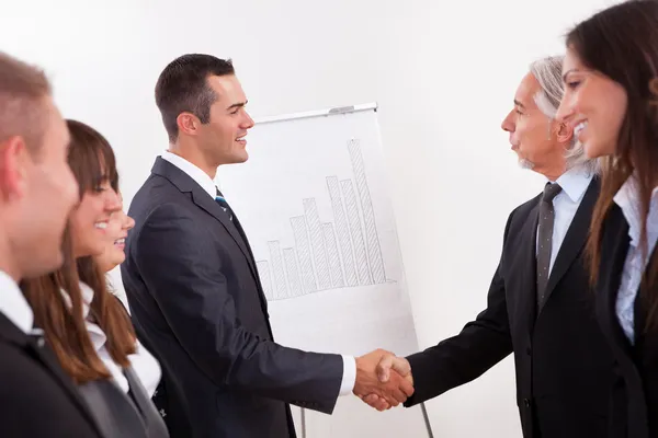 Dos hombres de negocios dándose la mano — Foto de Stock