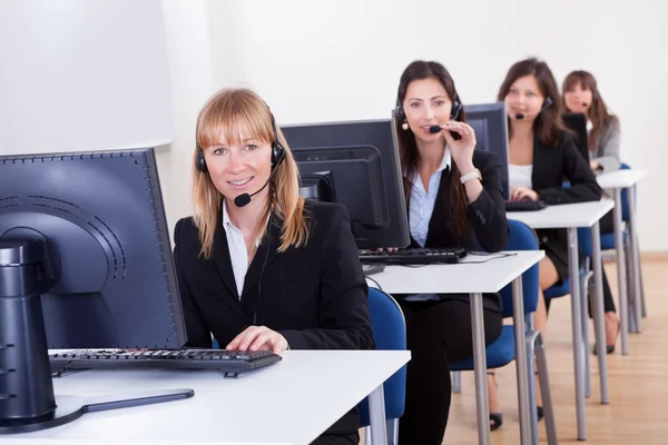 Telephonists in a call centre — Stockfoto