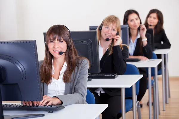 Telefonistas em um call center — Fotografia de Stock