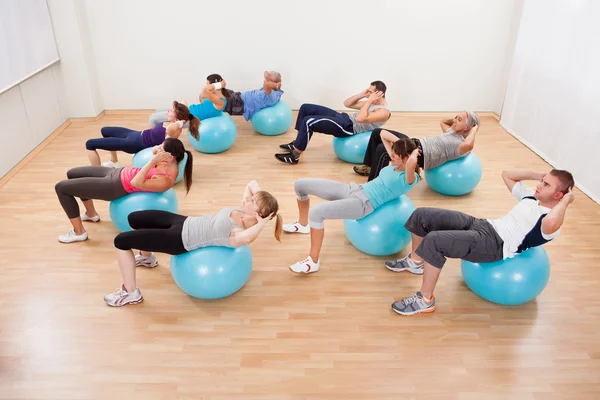 Classe de pilates fazendo diversos — Fotografia de Stock