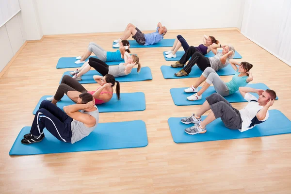 Groupe de travail dans une salle de gym — Photo