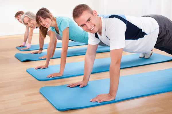 Aula de ginástica fazendo press ups — Fotografia de Stock