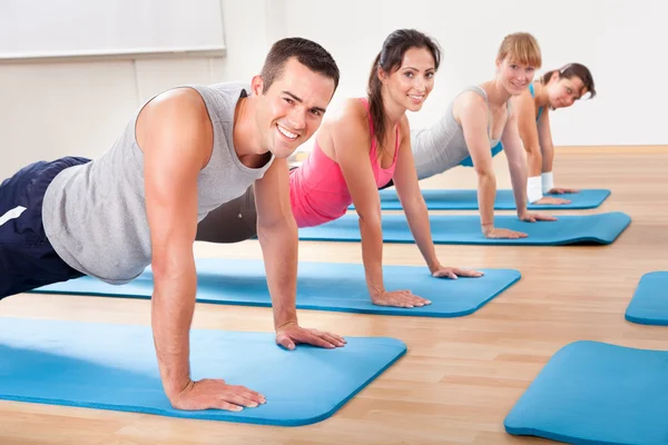 Aula de ginástica fazendo press ups — Fotografia de Stock