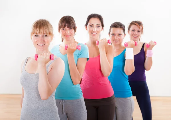 Klasse van de dansaerobics uit te werken met halters — Stockfoto