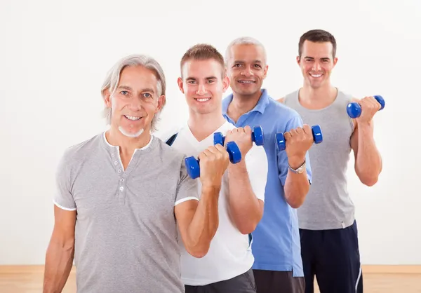 Fila de hombres que trabajan con pesas — Foto de Stock