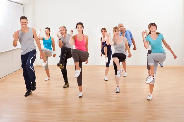 Grupp göra aerobics övningar — Stockfoto