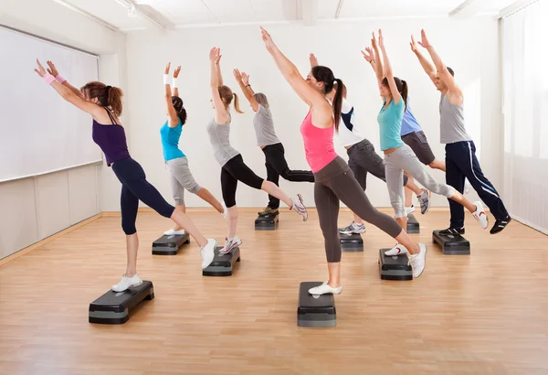 Klasse aerobics balanceren op planken doen — Stockfoto