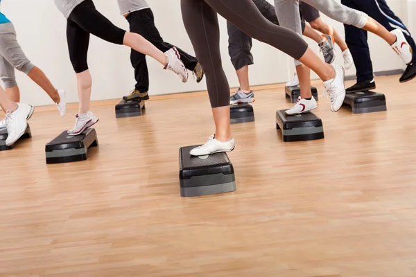 Klass gör aerobics balansera på styrelser — Stockfoto
