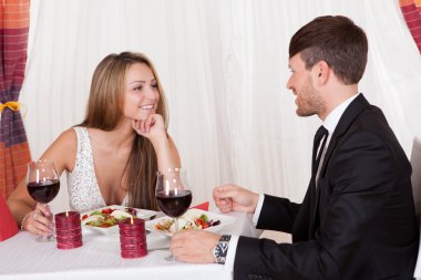seven çift romantik bir yemek keyfi