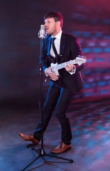 Vocalista canta com guitarra — Fotografia de Stock