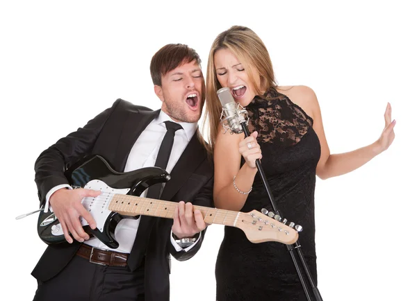 Couple performs duet to everybody — Stock Photo, Image