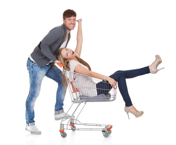 Mann kauft mit Frau im Einkaufswagen ein — Stockfoto