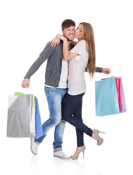 Adam ve kız getiriyor alışveriş torbaları — Stok fotoğraf