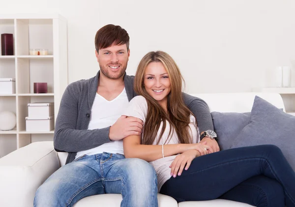 Par sitta på ny soffa — Stockfoto