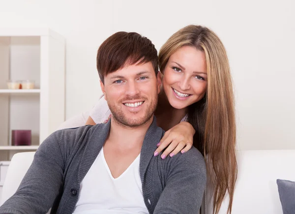 Feliz pareja joven — Foto de Stock