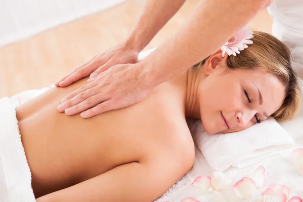 Klient entspannt sich im Massagesalon — Stockfoto