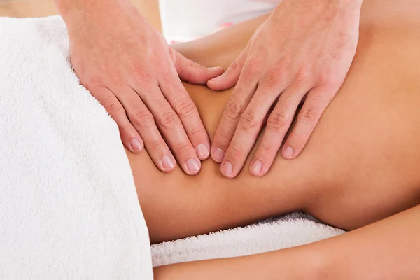 Klient w salonie masażu — Zdjęcie stockowe