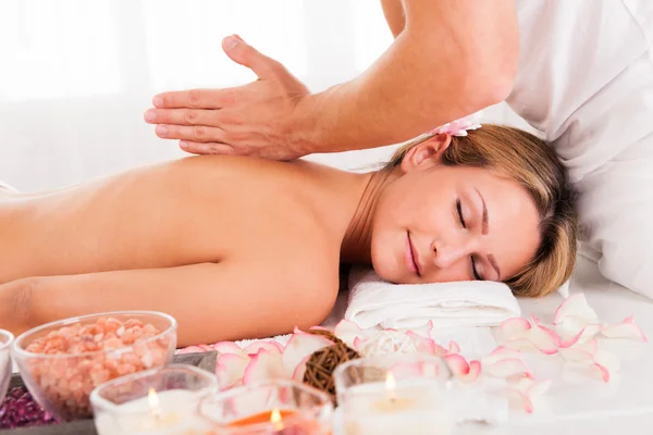 Client relaxing in massage parlor — Stock Photo, Image