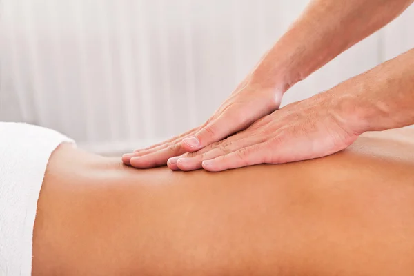 Cliente relaxante em sala de massagem — Fotografia de Stock