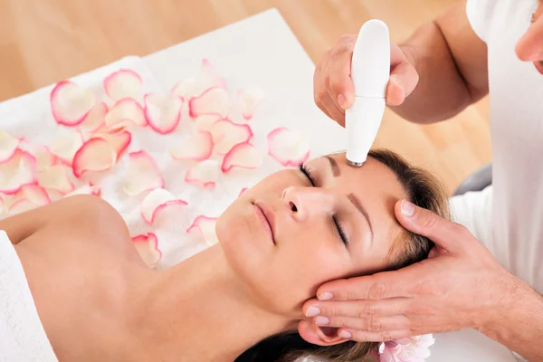 Attractive woman undergoes facial treatment — Stock Photo, Image