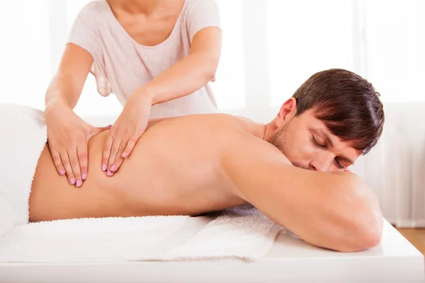 Mann mit Rückenmassage — Stockfoto