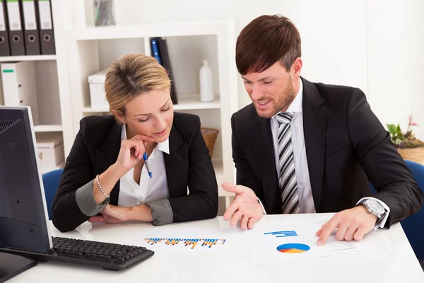 Parceiros de negócios discutir vendas — Fotografia de Stock