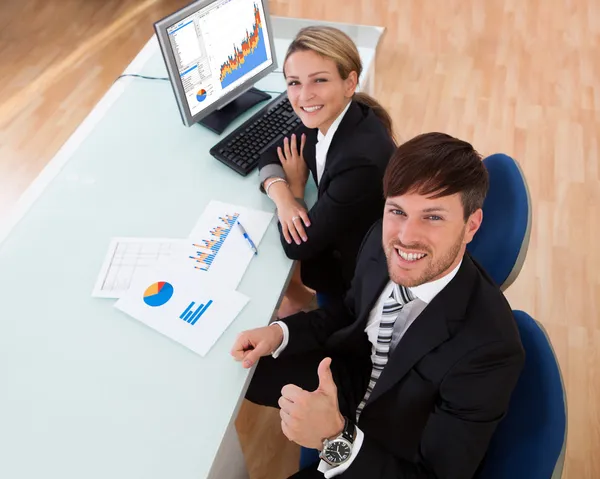 Bespreken van een grafiek van de zakelijke partners — Stockfoto