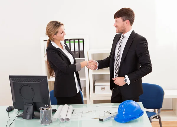 Architekten geben sich im Büro die Hand — Stockfoto