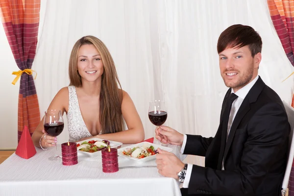 Pareja joven disfrutando de una cena romántica — Foto de Stock