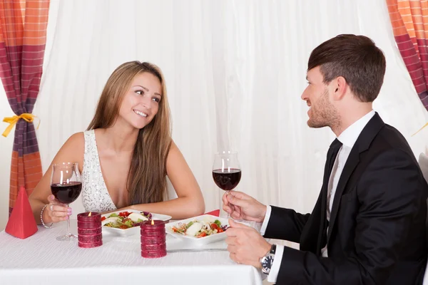 Verliefde paar genieten van een romantische maaltijd — Stockfoto