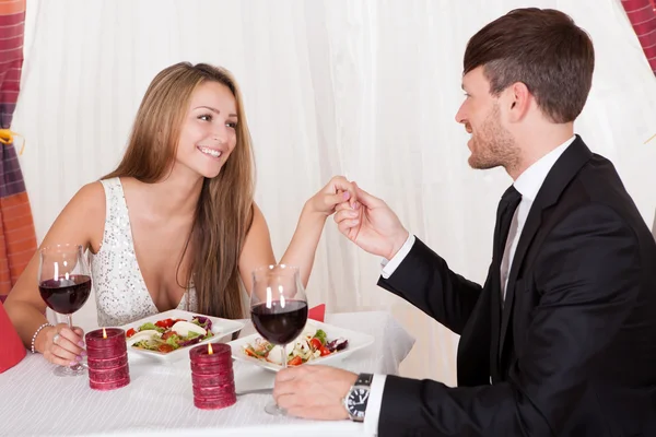 Älskande par njuter av en romantisk måltid — Stockfoto