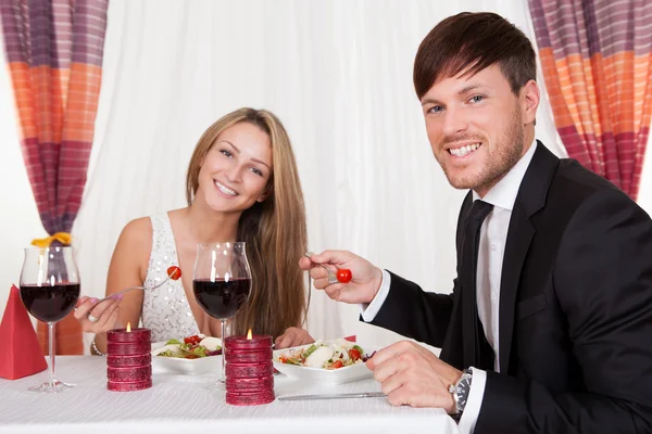 Pareja joven disfrutando de una cena romántica —  Fotos de Stock