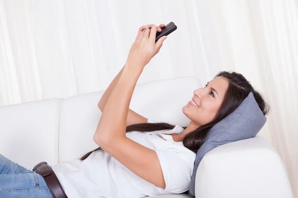 Mujer atractiva hablando en su móvil — Foto de Stock