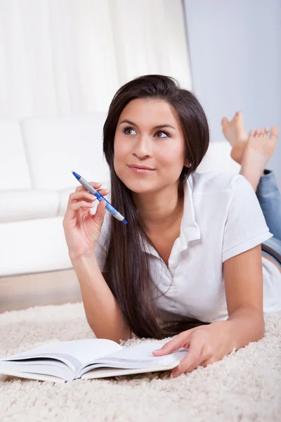 Bella donna sognare ad occhi aperti — Foto Stock