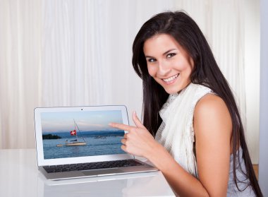 Mutlu Kadın internetten alışveriş yapıyor
