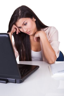 Hiç motivasyonu olmayan kadın onu laptop bakarak