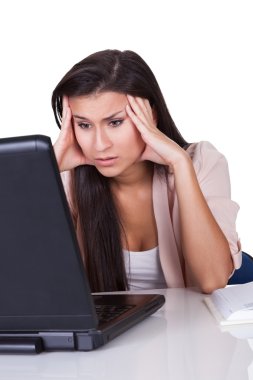 Hiç motivasyonu olmayan kadın onu laptop bakarak