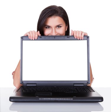 boş dizüstü bilgisayar ekranı ile gülümseyen kadın