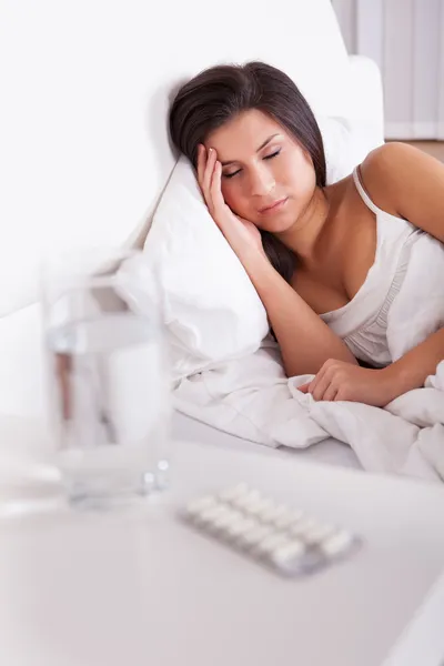 Kranke Frau schläft im Bett — Stockfoto