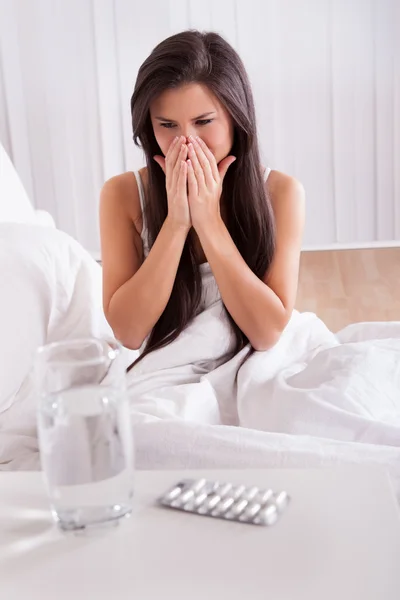 Frau mit Erkältung und Grippe im Bett — Stockfoto