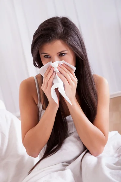 Vrouw ziek in bed met een koude en griep — Stockfoto