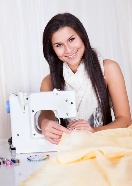 Žena pracující s její šicí stroj — Stock fotografie