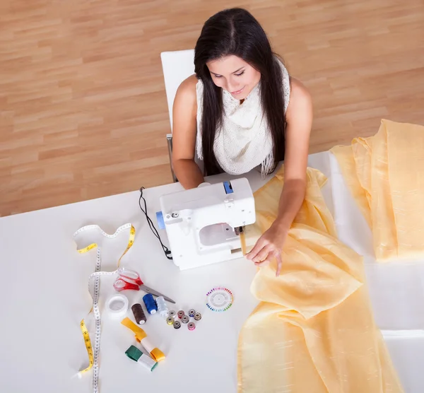 Femme travaillant avec sa machine à coudre — Photo