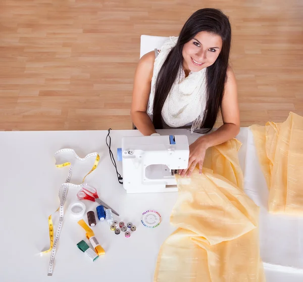 Mujer trabajando con su máquina de coser — Foto de Stock