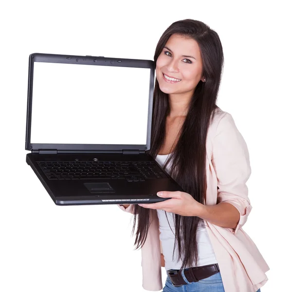 Mulher segurando um laptop em branco — Fotografia de Stock